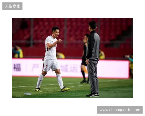 飞踹座椅染红！玉昆官方：门将教练米克尔造成恶劣影响，罚款2万